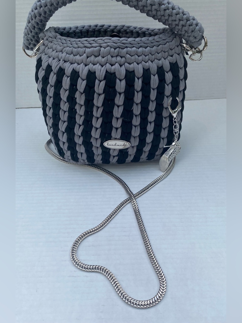 Handmade Woven Crossbody Bag - Black & Gray with Silver Chain🩶🖤 - Picture 3 of 12